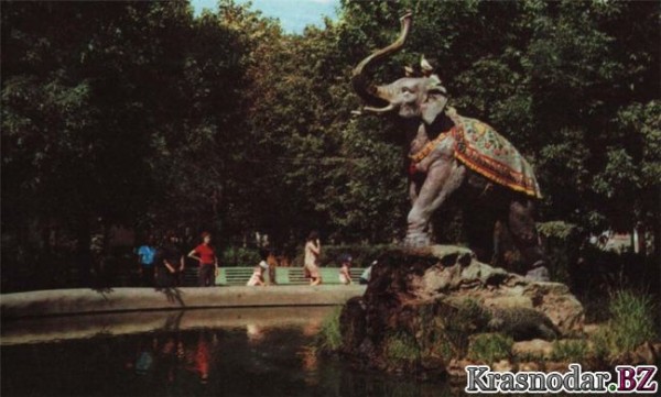 Городской сквер со слоном