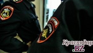 В Краснодаре полицейским пришлось силой вытаскивать из машины пьяного виновника ДТП
