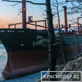 Экипаж судна севшего на мель под Новороссийском покидает борт