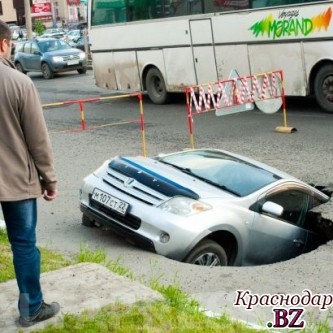 Автомобиль Toyota Ist. провалился под асфальт в Барнауле