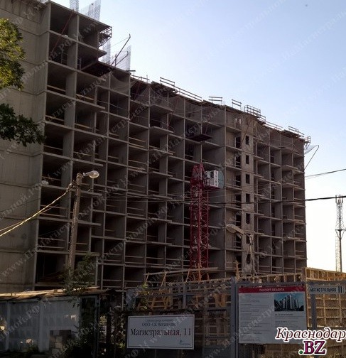 Фотография сделана 3 сентября 2016 года: строительство ЖК "На Магистральной", возле секции 1 и 2 собирают новый кран