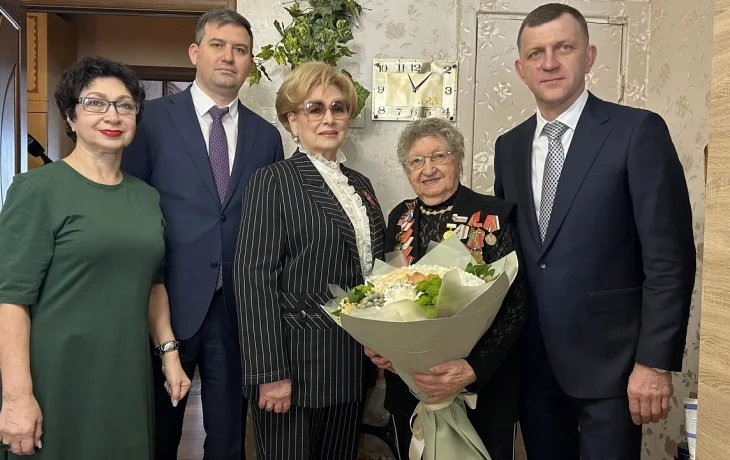 Евгений Наумов и Вера Галушко поздравили с 83-й годовщиной освобождения Краснодара 101-летнюю ветерана