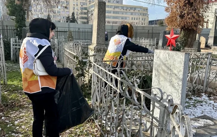 Волонтёры убрали мемориалы Краснодара к 83-летию освобождения города