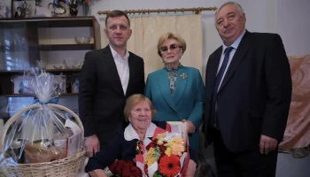 Краснодарский мэр поздравил ветерана с Новым годом и 102-летием