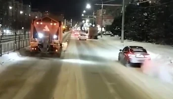 В Краснодаре продолжают расчистку дорог от снега и гололеда