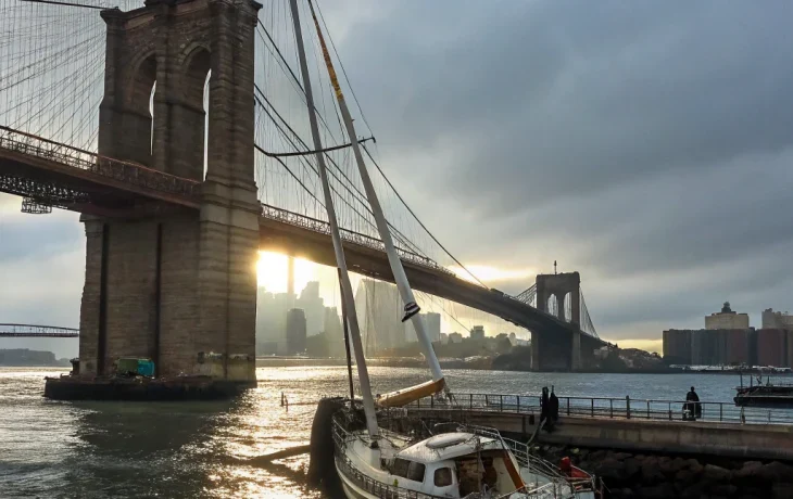 Парусник 'Куаутемок' столкнулся с Бруклинским мостом в Нью-Йорке 18 мая 2025 года Парусник 'Куаутемок' столкнулся с Бруклинским мостом в Нью-Йорке 18 мая 2025 года