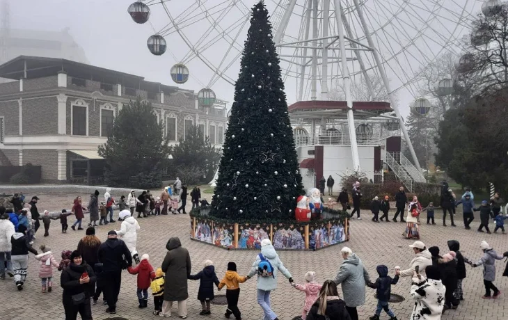 Новогодние ёлки зажглись в парках Краснодара Новогодние ёлки зажглись в парках Краснодара