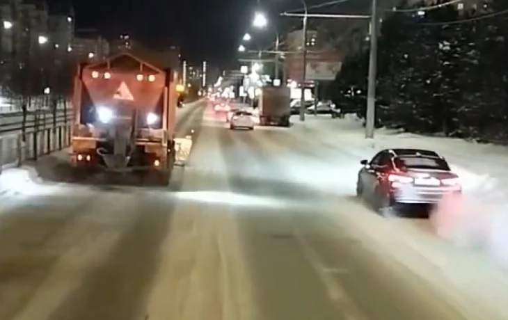 В Краснодаре продолжают расчистку дорог от снега и гололеда