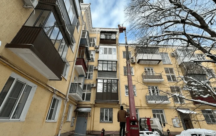 Краснодар: УК и ТСЖ очищают крыши домов от сосулек