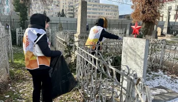 Волонтёры убрали мемориалы Краснодара к 83-летию освобождения города