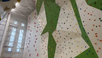 В Краснодаре завершен монтаж скалодрома в новом ФОК