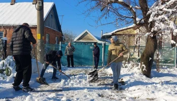 Краснодарские волонтёры помогли пожилым людям справиться со снегопадом