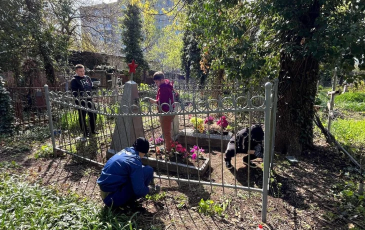 В Краснодаре готовятся к 80-летию Победы: благоустройство захоронений и парков В Краснодаре готовятся к 80-летию Победы: благоустройство захоронений и парков