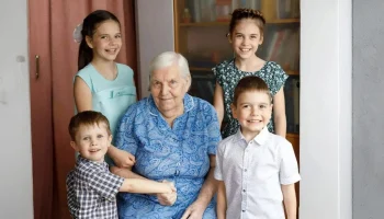 Евгений Наумов поздравил столетнюю ветерану тыла Анну Волкову в Краснодаре