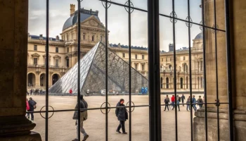 Лувр усилил охрану после ограбления