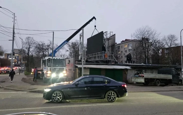 Незаконный светодиодный экран демонтирован в Краснодаре