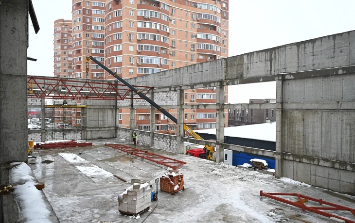 Евгений Наумов проверил ход строительства спорткомплекса на ул. Домбайской