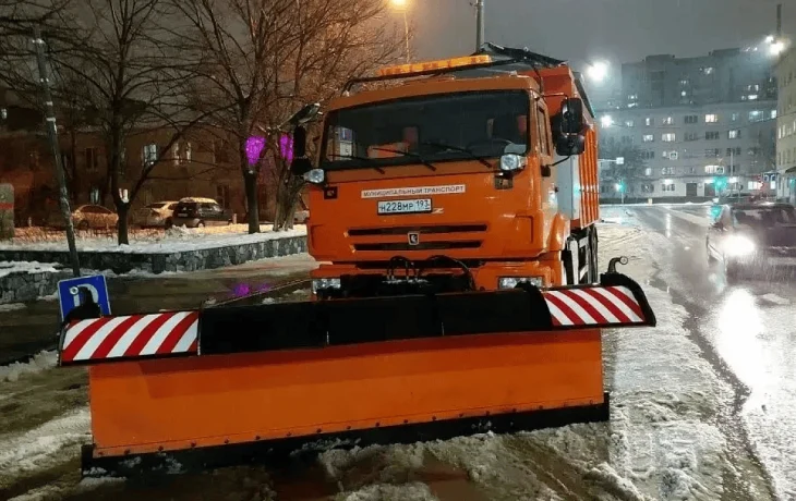 В Краснодаре на борьбу с непогодой выведена спецтехника В Краснодаре на борьбу с непогодой выведена спецтехника