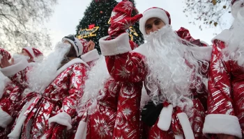 Парад Дедов Морозов и Снегурочек в Краснодаре подарил горожанам новогоднее настроение