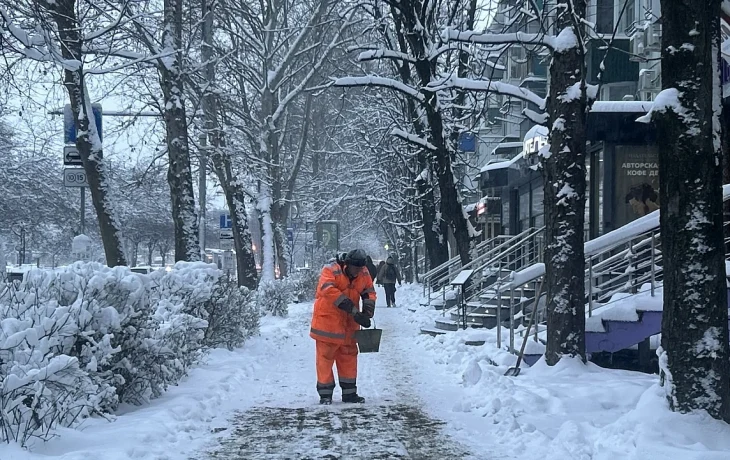 Краснодар утопает в снегу: город очищают от гололеда Краснодар утопает в снегу: город очищают от гололеда