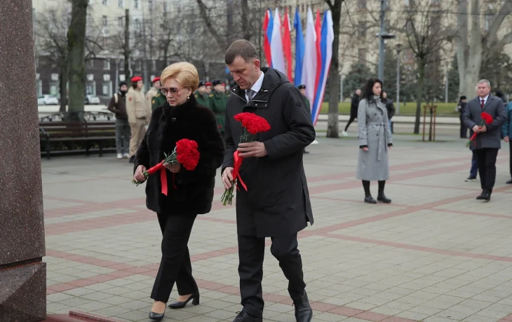 В Краснодаре возложили цветы к памятнику Жукова в День защитника Отечества