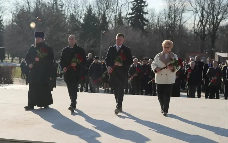 В Краснодаре возложили цветы к памятнику жертвам фашизма в День освобождения города