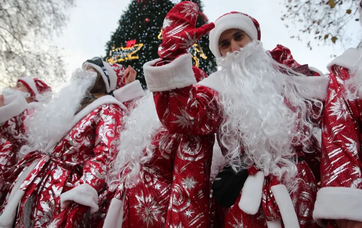 Парад Дедов Морозов и Снегурочек в Краснодаре подарил горожанам новогоднее настроение