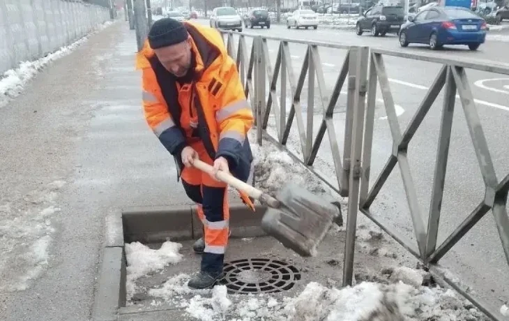 В Краснодаре очистили более 1100 ливневых колодцев