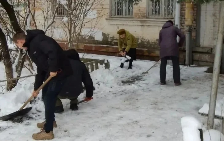 Краснодар объединился для борьбы со снегом: помощь ТОС и волонтеров Краснодар объединился для борьбы со снегом: помощь ТОС и волонтеров