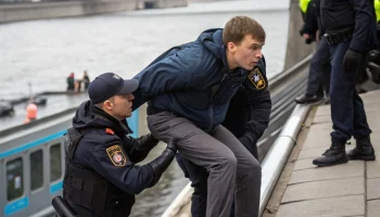 Опасный трюк в московском метро: молодой человек прыгнул в реку с поезда