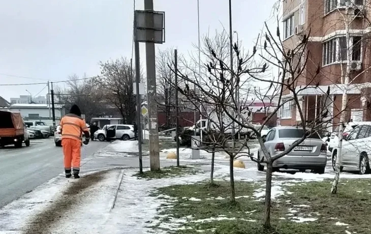Краснодар борется с гололедом: обработаны сотни километров дорог Краснодар борется с гололедом: обработаны сотни километров дорог