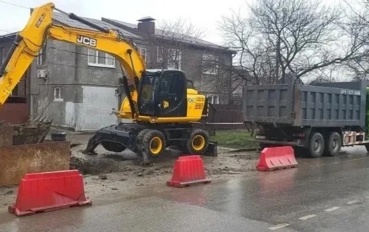 Прорыв коллектора на улице Садовой в Краснодаре: работы продлятся до 2026 года