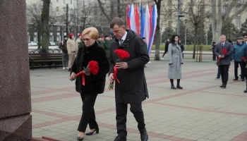 В Краснодаре возложили цветы к памятнику Жукова в День защитника Отечества