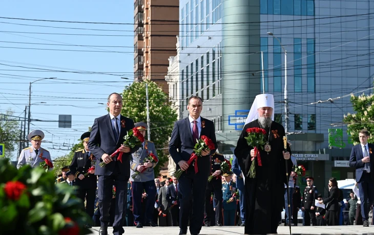 Краснодарцы возложили цветы к Вечному огню в честь 81-й годовщины Великой Победы
