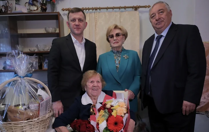 Краснодарский мэр поздравил ветерана с Новым годом и 102-летием