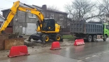 Прорыв коллектора на улице Садовой в Краснодаре: работы продлятся до 2026 года