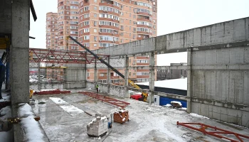 Евгений Наумов проверил ход строительства спорткомплекса на ул. Домбайской