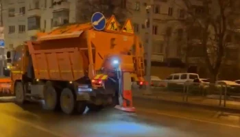 Краснодарские путепроводы обработали противогололёдными материалами