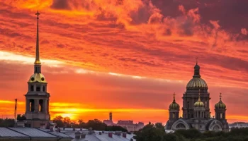 Необычайный закат в Санкт-Петербурге: жители фиксируют красоту осеннего неба