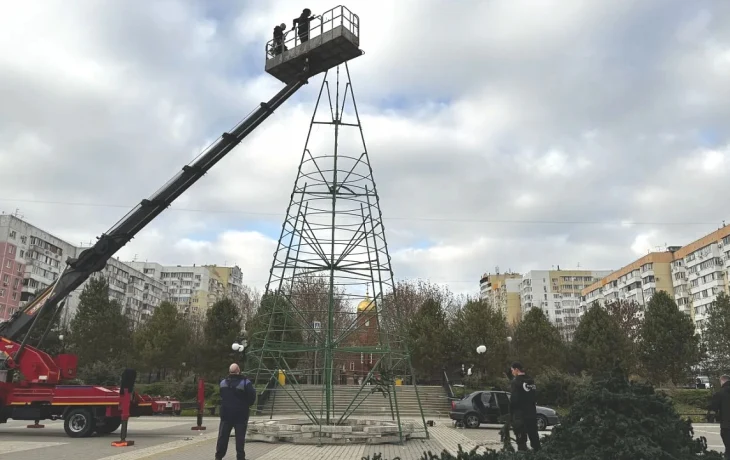 В Краснодаре зажглась первая новогодняя ёлка