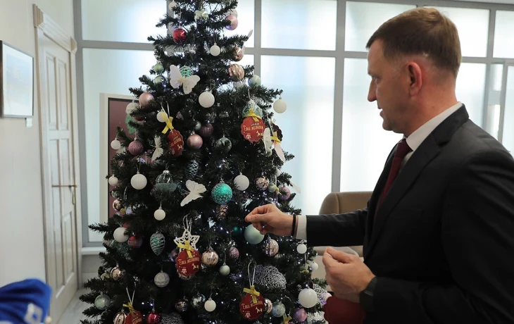 Краснодарские чиновники исполнили желания детей в акции «Ёлка желаний» Краснодарские чиновники исполнили желания детей в акции «Ёлка желаний»