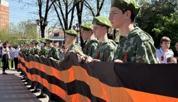 Краснодарские школьники развернули Георгиевскую ленту в День Победы