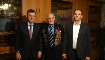 Глава Краснодара поздравил ветерана ВОВ с Новым годом