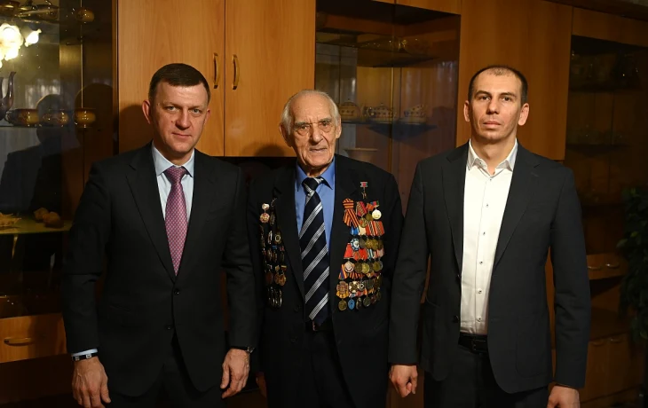 Глава Краснодара поздравил ветерана ВОВ с Новым годом