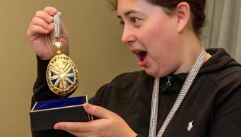 Мужчина проглотил кулон Фаберже после кражи в Новой Зеландии