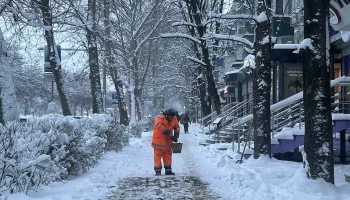 Краснодар утопает в снегу: город очищают от гололеда