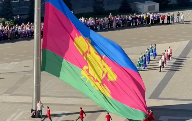 Флаг Краснодарского края торжественно подняли в центре Краснодара