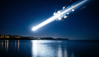 Яркий болид озарил небо над Черноморским побережьем вечером