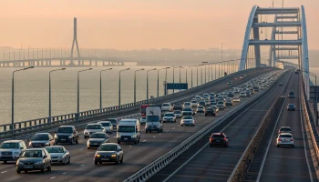 Более 2,2 тыс машин образовали пробки у Крымского моста утром 18 августа