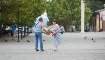 Десантники угостили крымчан мороженым в праздничный день